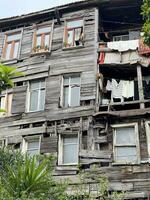 15 di aprile 2023 - Istanbul, tacchino - città vita, vecchio di legno cadente Casa, ma ancora abitato Casa foto