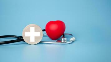 il concetto di Salute assicurazione e medico benessere. cerchio legna e rosso cuore con icona. Salute assicurazione e accesso per Salute cura. foto