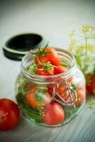 naturale pomodori con spezie preparato per conservazione foto