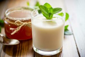 fatti in casa Yogurt nel un' bicchiere e con marmellata foto