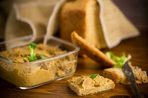 fatti in casa carne paté con pane su un' di legno tavolo foto