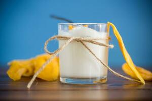 fatti in casa dolce Yogurt nel un' bicchiere con Mango foto