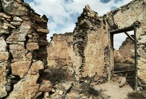 il rovine di un vecchio edificio nel il deserto foto