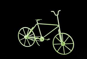 un' verde bicicletta è mostrato contro un' nero sfondo foto