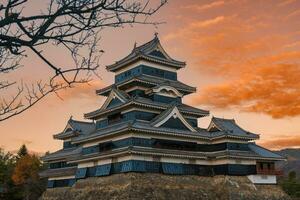 matsumoto castello o corvo castello nel autunno, è uno di giapponese premier storico castelli nel orientale honshu. punto di riferimento e popolare per turisti attrazione nel matsumoto città, nagano prefettura, Giappone foto