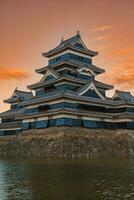 matsumoto castello o corvo castello nel autunno, è uno di giapponese premier storico castelli nel orientale honshu. punto di riferimento e popolare per turisti attrazione nel matsumoto città, nagano prefettura, Giappone foto