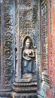 scultura in pietra al tempio di ta prohm, siem reap cambogia. foto