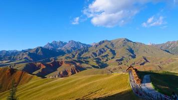 la zona panoramica della montagna qilian monte drow in qinghai cina. foto