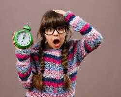 poco nerd ragazza nel panico Tenere orologio foto