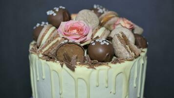 bianca formaggio Smalto torta con biscotti su superiore. foto