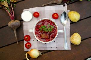 borscht la minestra con verdure e carne su un' di legno tavolo foto