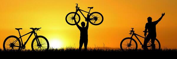 silhouette di un' contento ciclista nel il prato. fitness e viaggio idee foto