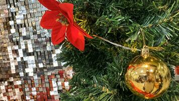 Natale decorazioni Natale palle sospeso su su Natale albero. bokeh scintillante nel il sfondo. vacanza le stagioni Natale e nuovo anno concetto. foto