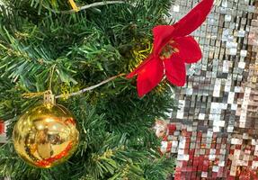 Natale decorazioni Natale palle sospeso su su Natale albero. bokeh scintillante nel il sfondo. vacanza le stagioni Natale e nuovo anno concetto. foto