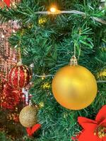 Natale decorazioni Natale palle sospeso su su Natale albero. bokeh scintillante nel il sfondo. vacanza le stagioni Natale e nuovo anno concetto. foto