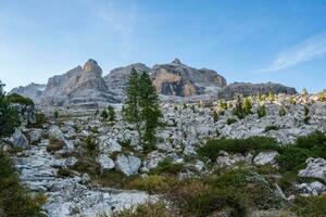 turista sentiero con bellissimo dolomite paesaggio nel il sfondo, dolomiti, Italia foto