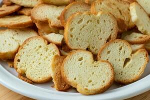 gruppo di bruschette pane patatine fritte. al forno formaggio aromatizzato merenda foto