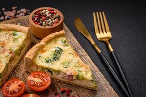 delizioso quiche con broccoli, formaggio, pollo, spezie e erbe aromatiche foto