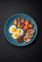 delizioso nutriente prima colazione di fritte Quaglia uova, Bacon, legumi e ciliegia pomodori foto