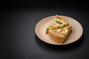 delizioso quiche con broccoli, formaggio, pollo, spezie e erbe aromatiche foto