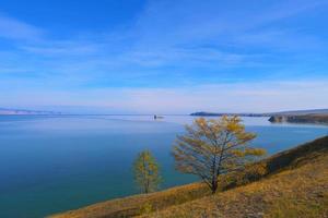 isola del lago baikal olkhon in una giornata di sole, irkutsk russia foto