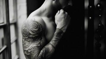 ai generato un' uomo con un' rosa tatuaggio su il suo braccio, ai foto