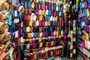 colorato scarpe nel il souk di Marrakesh foto