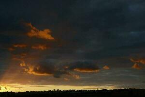 un' buio nuvoloso tramonto foto