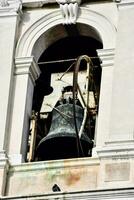 un' grande campana è seduta nel il finestra di un' edificio foto