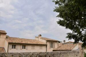 il pietra muri di il vecchio cittadina di provence foto