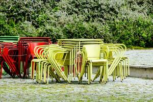 colorato sedie e tavoli sedersi su un' ciottolo strada foto