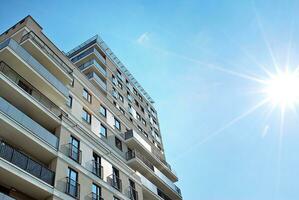 moderno appartamento edificio nel soleggiato giorno. esterno, Residenziale Casa facciata. foto