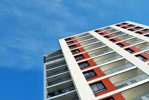 nuovo appartamento edificio con bicchiere balconi. moderno architettura case di il mare. grande vetri su il facciata di il costruzione. foto