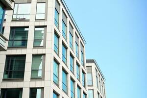moderno ufficio edificio nel il città con finestre e acciaio e alluminio pannelli parete. contemporaneo commerciale architettura, verticale convergente geometrico Linee. foto