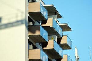 marca nuovo appartamento edificio su soleggiato giorno. moderno Residenziale architettura. moderno plurifamiliare appartamento Casa. foto