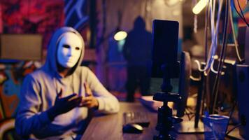 pirata indossare anonimo maschera minaccia vittima con dispiegamento il malware progettato per sfruttare Rete backdoor Se il suo richieste siamo non incontrato, le riprese riscatto video dopo bypassando sicurezza le misure foto