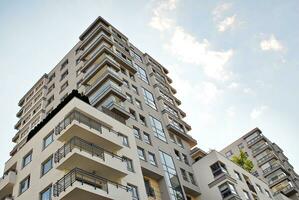 moderno appartamento edificio nel soleggiato giorno. esterno, Residenziale Casa facciata. foto