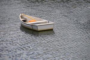 barche di legno vicino a un molo nel porto foto