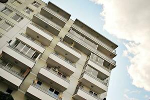 moderno appartamento edificio nel soleggiato giorno. esterno, Residenziale Casa facciata. foto