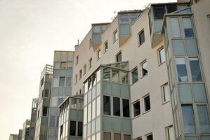 moderno appartamento edificio nel soleggiato giorno. esterno, Residenziale Casa facciata. foto