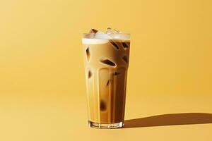 ai generato ghiacciato latte macchiato su giallo sfondo. ai generato foto