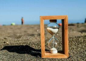 un clessidra su il spiaggia foto