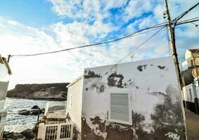 un' stretto strada con un' bianca Casa e un' blu cielo foto