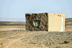 un' piccolo edificio nel il mezzo di un' deserto foto