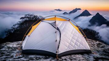 ai generato un' solitario tenda su superiore di il montagna. generativo ai foto
