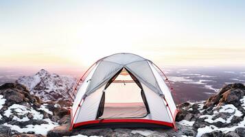 ai generato un' solitario tenda su superiore di il montagna. generativo ai foto