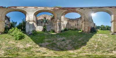 pieno senza soluzione di continuità sferico hdri 360 panorama dentro rovinato abbandonato Chiesa con archi senza tetto nel equirettangolare proiezione con zenit e nadir, pronto per vr virtuale la realtà soddisfare foto