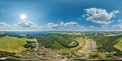 aereo hdri 360 panorama Visualizza sopra verde eco villaggio con privato sviluppo settore con nazione case e fienili vicino serpeggiante fiume nel foresta nel equirettangolare senza soluzione di continuità sferico proiezione. foto