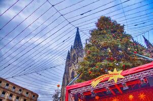 Cattedrale sfondo e luci di il Natale mercato foto