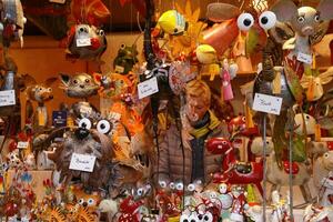 burattini e animale giocattoli nel il Natale mercato foto